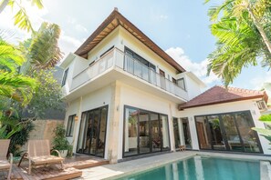 Luxury Villa, 3 Bedrooms, Private Pool | In-room safe, desk, laptop workspace, iron/ironing board - Villa GMT Canggu (Canggu)