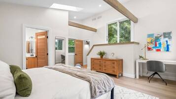 2 bedrooms, desk, iron/ironing board, free WiFi