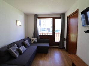 TV - Cabin studio at the foot of the slopes in Tignes with balcony (Tignes)