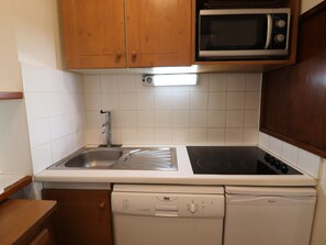 Fridge, microwave, stovetop, dishwasher - Cabin studio at the foot of the slopes in Tignes with balcony (Tignes)