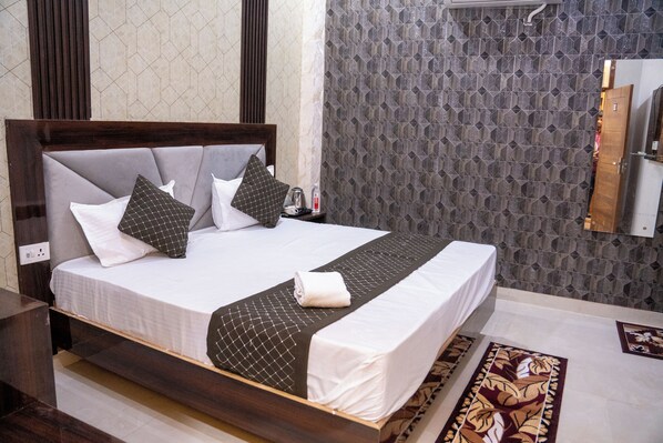 Dobbeltrom – deluxe | Safe på rommet, skrivebord og skrivebord for bærbar PC