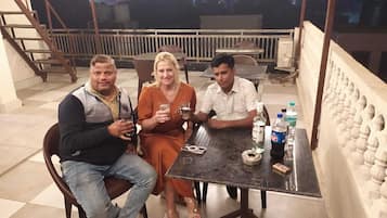 Tägliches inbegriffenes kontinentales Frühstück