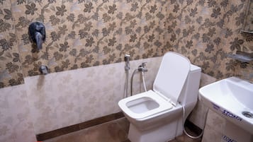 Habitación Deluxe doble | Baño | Artículos de higiene personal gratuitos, zapatillas, toallas y jabón