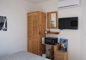 1 chambre, fer et planche à repasser, draps fournis