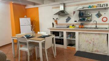 Fridge, oven, stovetop, cookware/dishes/utensils