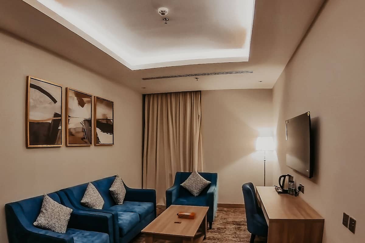 Suite Junior, vue ville | Coin séjour | TV connectée
