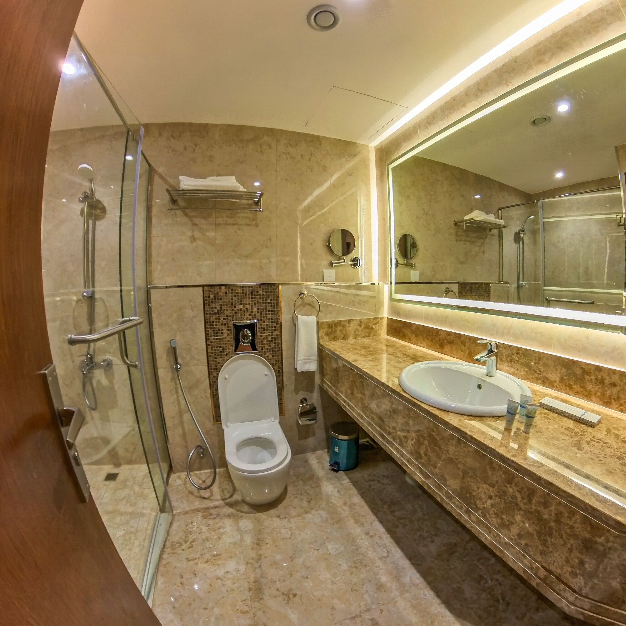 Chuveiro, chinelos, toalhas de banho, sabonete