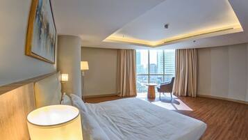 Panoramic Suite, City View | Premium bedding, pillowtop beds, in-room safe, laptop workspace