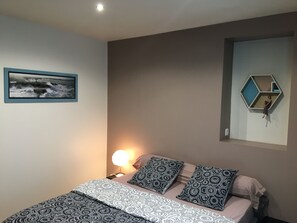 1 habitación, insonorización y tabla de planchar con plancha 