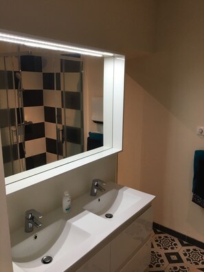 Shower, hair dryer, towels, soap - Au bon Séjour (La Souterraine)