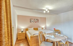 1 dormitorio, cuna de viaje, wifi gratis y ropa de cama