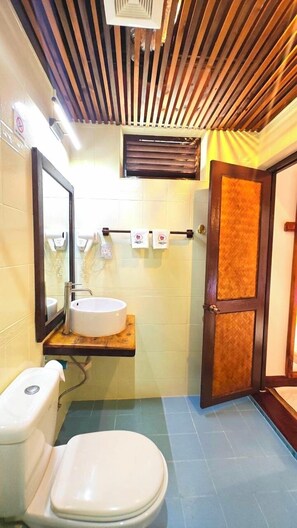 Deluxe Double Room, Private Bathroom, Garden View | Bathroom | Hair dryer, slippers, towels
