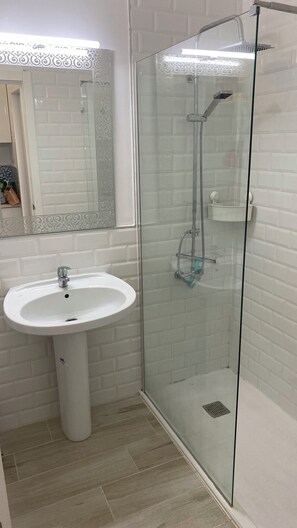 Haartrockner, Handtücher, Toilettenpapier
