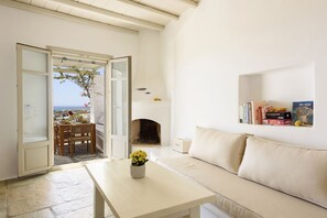 Smart TV, fireplace, books, stereo - Thalatta Residence - Villa in Chrisi Akti, Paros (Paros)