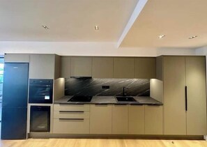 Refrigerador con freezer, placa de cocina, lavavajillas