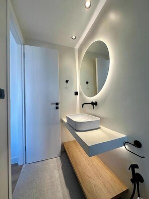 Comfort appartement | Badkamer | Een douche, handdoeken, zeep, shampoo