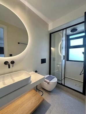 Comfort Apartment | Bathroom | Shower, towels, soap, shampoo