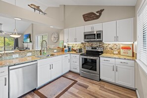 Kylskåp, mikrovågsugn, ugn och spishäll