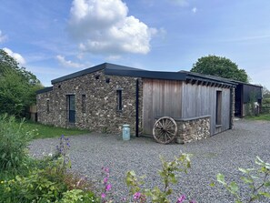 Exterior - Rewilded Barn Escape | Pond Views | Dog Friendly (Milford Haven)