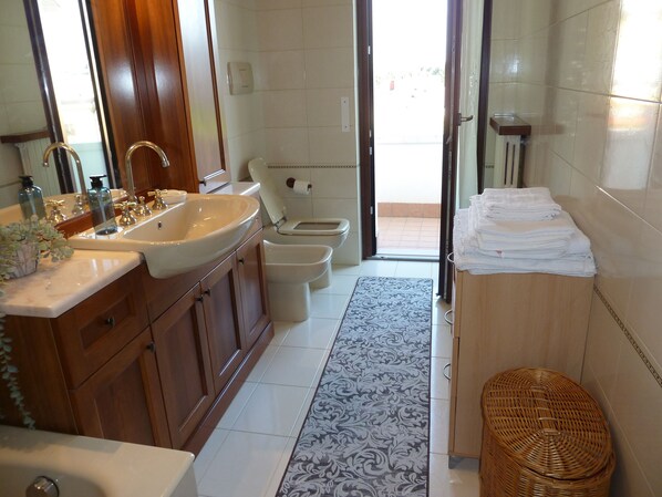 Regadera, secadora de cabello, bidet, toallas 