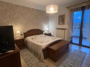 4 chambres, bureau, fer et planche à repasser, lit parapluie