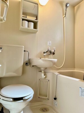 Basic Twin Room (201) | Bathroom | Combined shower/tub, hydromassage showerhead, free toiletries - Fuji Flat (Tokyo)