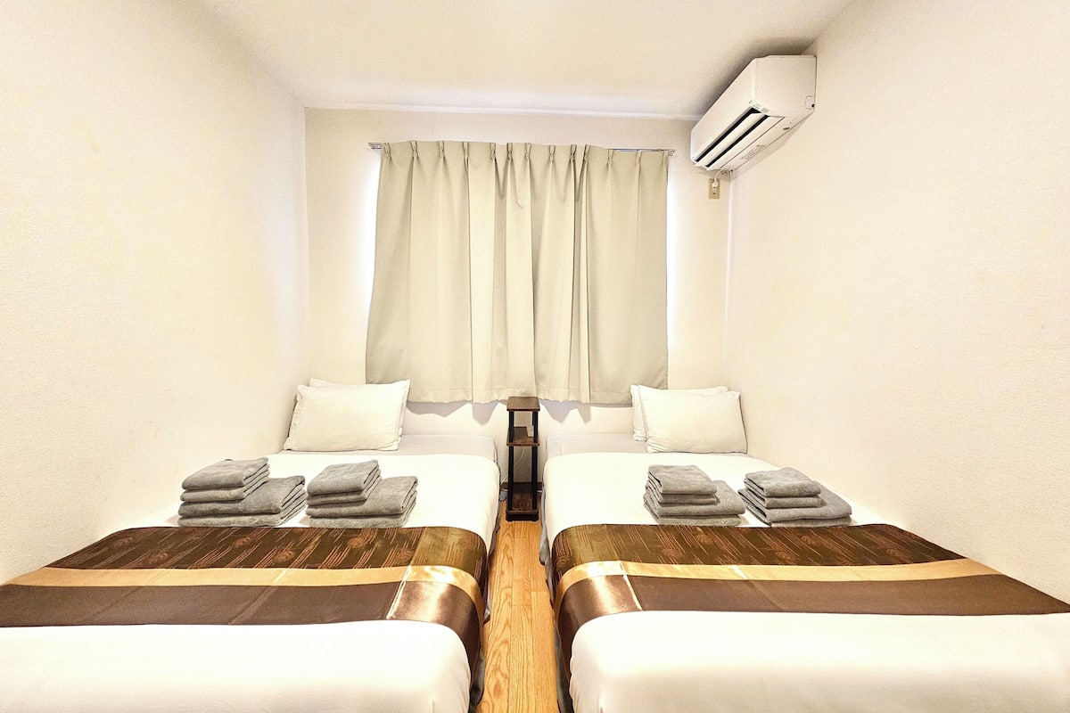 Camera Basic con 2 letti singoli (201) | Biancheria da letto ipoallergenica, una scrivania, tende oscuranti