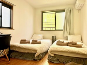 Basic Twin Room (201) | Hypo-allergenic bedding, desk, blackout drapes, iron/ironing board - Fuji Flat (Tokyo)