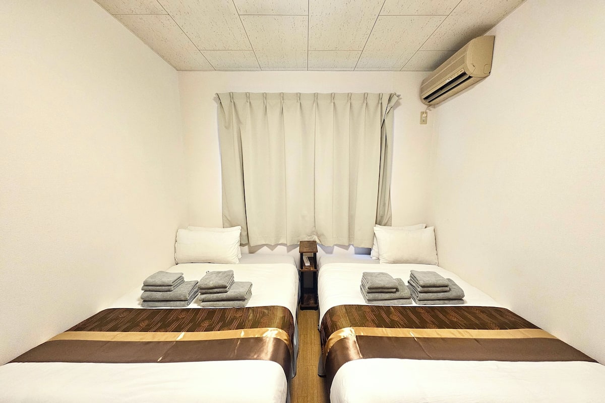 Biancheria da letto ipoallergenica, una scrivania, tende oscuranti