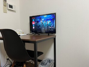 Hypo-allergenic bedding, desk, blackout curtains, iron/ironing board - Fuji Flat (Tokyo)