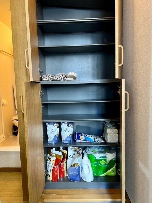 Biancheria da letto ipoallergenica, una scrivania, tende oscuranti