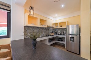 Refrigerador, microondas, placa de cocina, cafetera/tetera