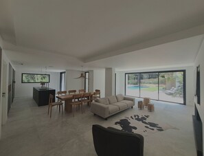 Smart-TV, Kamin, Tischfußball, Tischtennisplatte