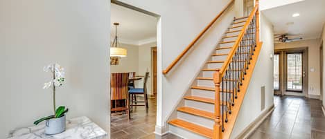 House (5 Bedrooms) | Interior