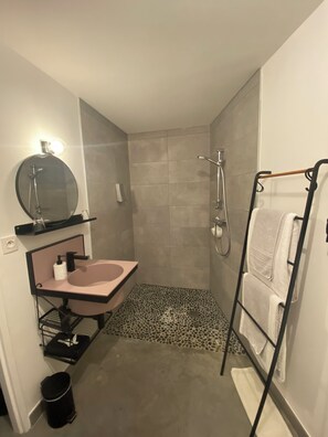 Shower, hair dryer, towels, soap - Domaine au Coeur de la Drôme Provençale , Idéal en Familles ou Entre Amis (La Garde-Adhémar)
