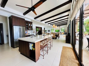 Kjøleskap, mikrobølgeovn, kokeplater og oppvaskmaskin