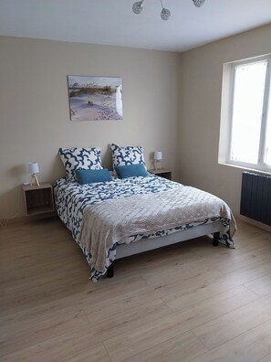 3 bedrooms, iron/ironing board, WiFi, bed sheets