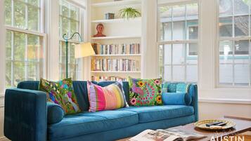 Smart TV, chimenea y libros