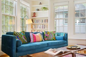 Smart-TV, Kamin, Bücher