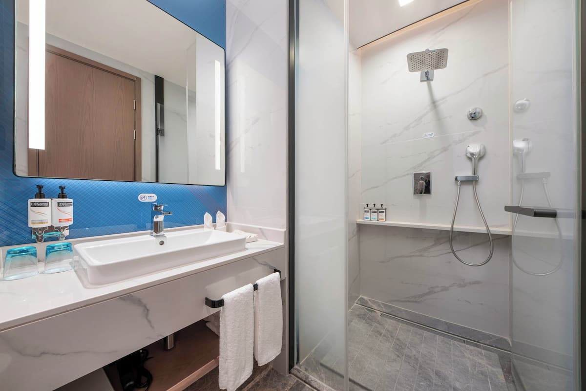 Een douche, gratis toiletartikelen, een haardroger, pantoffels