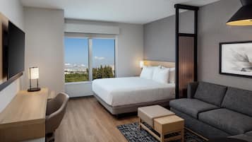 Työpöytä, kannettavalle tietokoneelle sopiva työtila, pimennysverhot