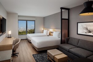 Escritorio, espacio para trabajar con laptop y cortinas blackout 