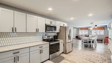 House, 4 Bedrooms | Private kitchen | Fridge, oven, coffee/tea maker, toaster