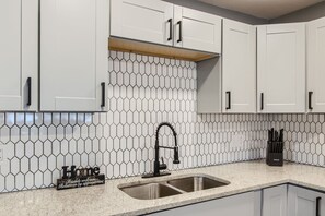 House, 4 Bedrooms | Private kitchen