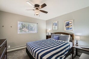 4 bedrooms, iron/ironing board, free WiFi - Golden Gate Getaway 4 Bedroom Home by RedAwning (Black Hawk)