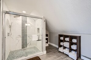 House, 4 Bedrooms | Bathroom | Towels, shampoo - Golden Gate Getaway 4 Bedroom Home by RedAwning (Black Hawk)