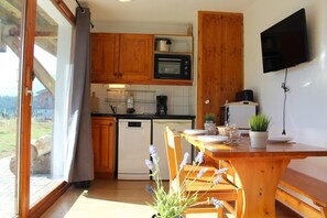 Kühlschrank, Geschirrspüler, Wasserkocher mit Kaffee-/Teezubehör