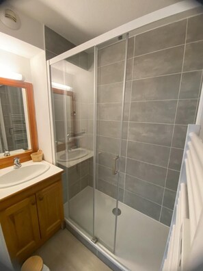 Bathroom - 200m from resort center, Ground floor, view mountain, tv, 30m², Superdévoluy (Le Dévoluy)