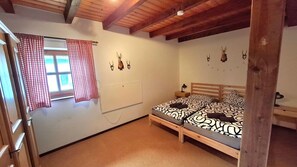 3 bedrooms, desk, travel cot, free WiFi - Holiday home 98 in the forest holiday village I 3 bedrooms I campfire site (Regen)