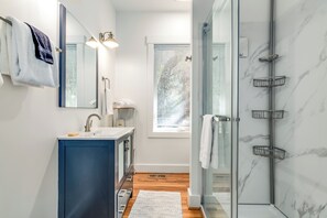 Shower, hair dryer, towels - 4 bedroom home on the golf course with expansive views from the back deck. Pet friendly (Bald Head Island)